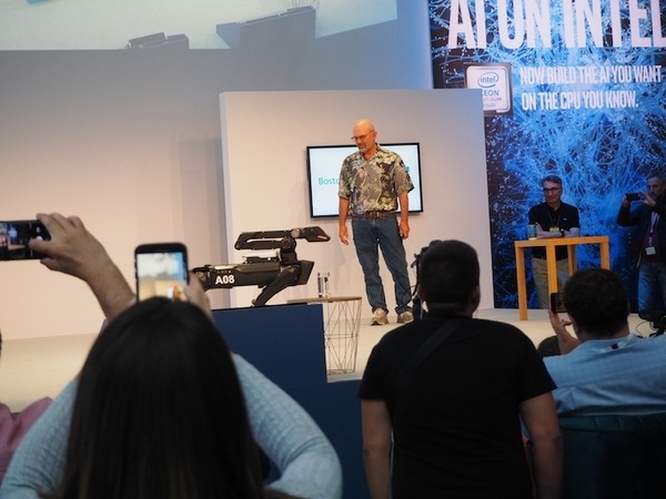 トラックを引く10体の「SpotMini」 ボストン・ダイナミクスが新たな動画を公開