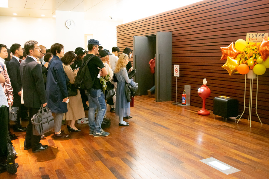 ビッグクラッピーが爆笑問題出演のタイタンライブに潜入！ 来場者を拍手でお出迎え