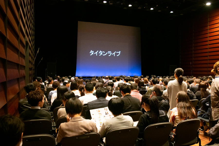 ビッグクラッピーが爆笑問題出演のタイタンライブに潜入！ 来場者を拍手でお出迎え