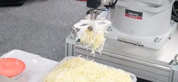 【動画】千切りキャベツ50gを取り分けるロボット　AI強化学習使い2時間で習得　ロボコムと東大松尾研