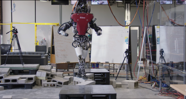 ヒューマノイド・Atlasで米・研究機関が実験　自律判断で飛び石や平均台をクリア