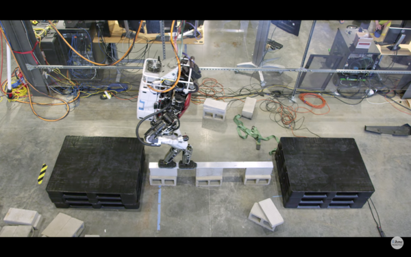 ヒューマノイド・Atlasで米・研究機関が実験　自律判断で飛び石や平均台をクリア