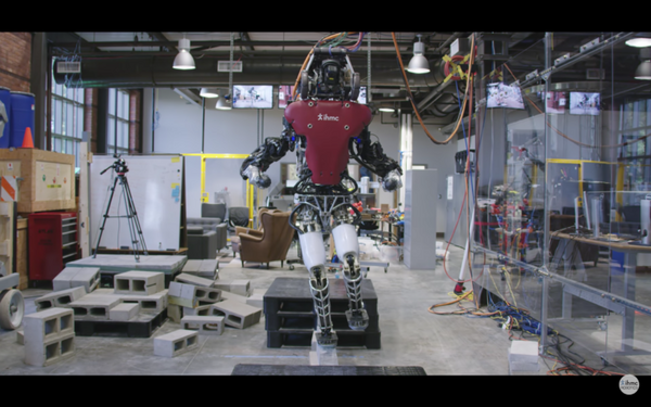 ヒューマノイド・Atlasで米・研究機関が実験　自律判断で飛び石や平均台をクリア