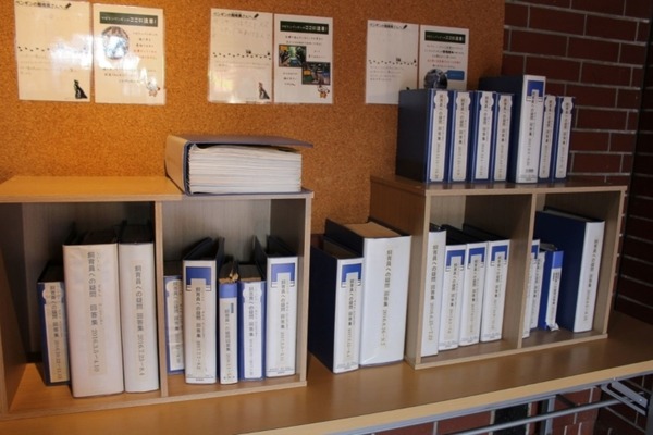 「ペンギンの寿命は?」須磨海浜水族園が可愛いペンギン型AI解説システムを実験展示　羽をパタパタ、質問にはAIが自動回答