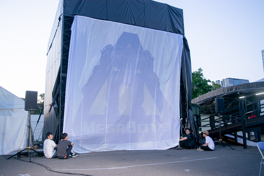 【動画あり】ド迫力！ 4m超の巨大ロボット「Megabots」が日本初上陸、明日から2日間搭乗体験も
