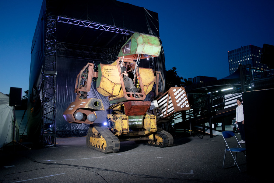 【動画あり】ド迫力！ 4m超の巨大ロボット「Megabots」が日本初上陸、明日から2日間搭乗体験も