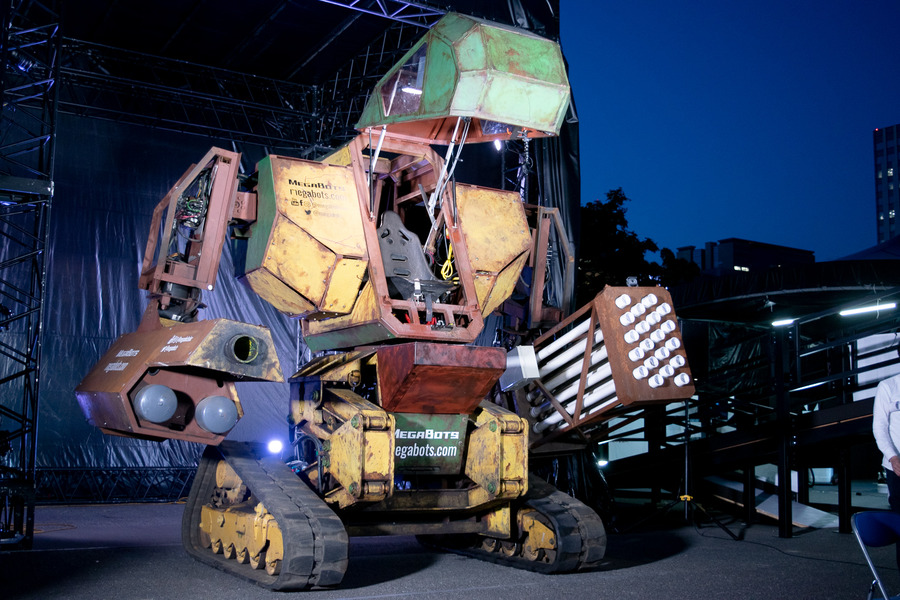 【動画あり】ド迫力！ 4m超の巨大ロボット「Megabots」が日本初上陸、明日から2日間搭乗体験も