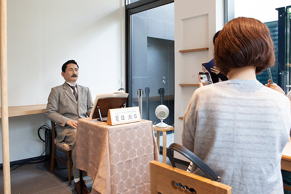 漱石アンドロイドが芋坂の「羽二重団子」本店に登場　「吾輩は猫である」朗読等を披露！二松學舍大学「漱石ゆかりの地を巡る」第一弾