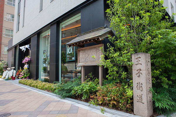 漱石アンドロイドが芋坂の「羽二重団子」本店に登場　「吾輩は猫である」朗読等を披露！二松學舍大学「漱石ゆかりの地を巡る」第一弾