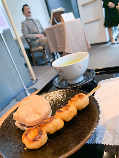 漱石アンドロイドが芋坂の「羽二重団子」本店に登場　「吾輩は猫である」朗読等を披露！二松學舍大学「漱石ゆかりの地を巡る」第一弾