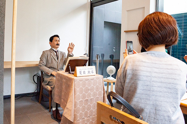 漱石アンドロイドが芋坂の「羽二重団子」本店に登場　「吾輩は猫である」朗読等を披露！二松學舍大学「漱石ゆかりの地を巡る」第一弾