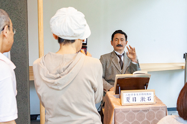 漱石アンドロイドが芋坂の「羽二重団子」本店に登場　「吾輩は猫である」朗読等を披露！二松學舍大学「漱石ゆかりの地を巡る」第一弾