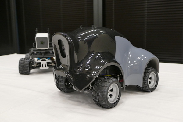 AWS、自律レーシングカーで強化学習を学ぶ「AWS DeepRacer」実機を日本初お披露目　大日本印刷が採用、社内レースを定期実施