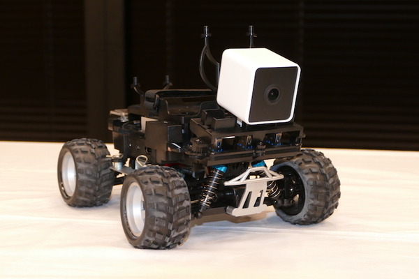 AWS、自律レーシングカーで強化学習を学ぶ「AWS DeepRacer」実機を日本初お披露目　大日本印刷が採用、社内レースを定期実施