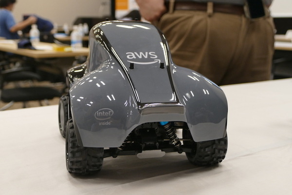 AWS、自律レーシングカーで強化学習を学ぶ「AWS DeepRacer」実機を日本初お披露目　大日本印刷が採用、社内レースを定期実施