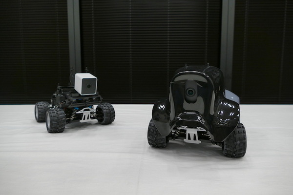 AWS、自律レーシングカーで強化学習を学ぶ「AWS DeepRacer」実機を日本初お披露目　大日本印刷が採用、社内レースを定期実施