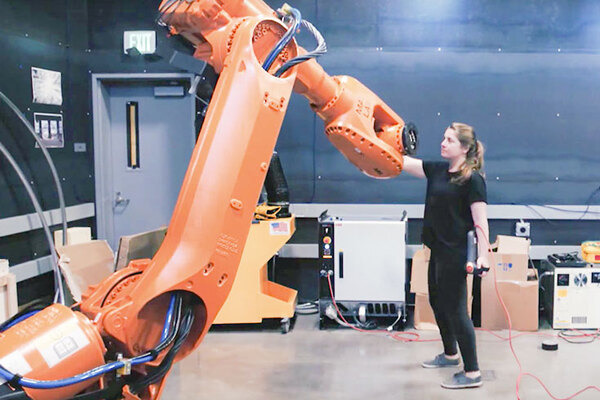 産業用ロボットがまるで生き物のように動きだす　NVIDIA「ロボット調教師」が語る共感的インタフェース