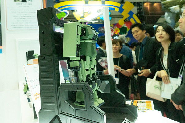 動くモビルスーツ「ザク」を作ってみたい！バンダイがガンダムの世界観「ZEONIC TECHNICS」をおもちゃショーで稼働展示　サウンド付きで迫力ある動きを披露