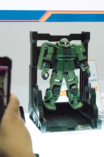 動くモビルスーツ「ザク」を作ってみたい！バンダイがガンダムの世界観「ZEONIC TECHNICS」をおもちゃショーで稼働展示　サウンド付きで迫力ある動きを披露