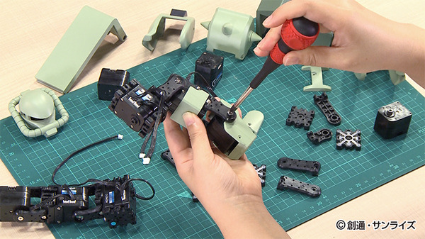動くモビルスーツ「ザク」を作ってみたい！バンダイがガンダムの世界観「ZEONIC TECHNICS」をおもちゃショーで稼働展示　サウンド付きで迫力ある動きを披露