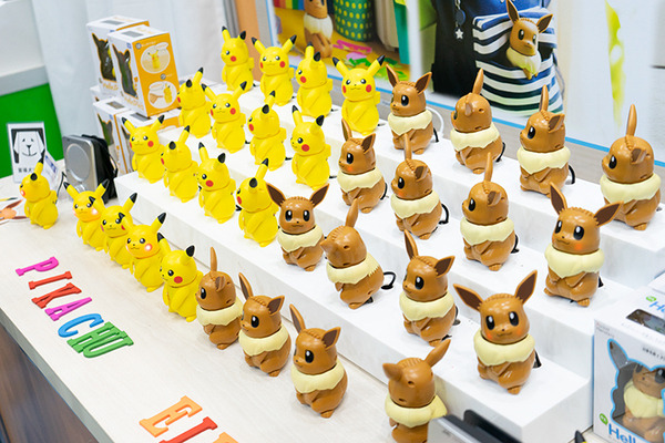 大ヒット製品「ハロピカ」に「イーブィ」版追加！家電の操作をしてくれる 「ねえ UchiPika (ウチピカ)」も発売へ　おもちゃショー