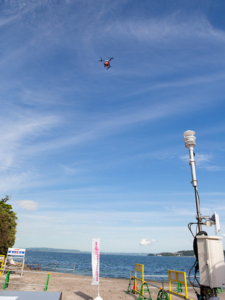 【写真レポート】東京湾「猿島」ビーチで注文した缶ビールが海を渡って楽天ドローンで届く
