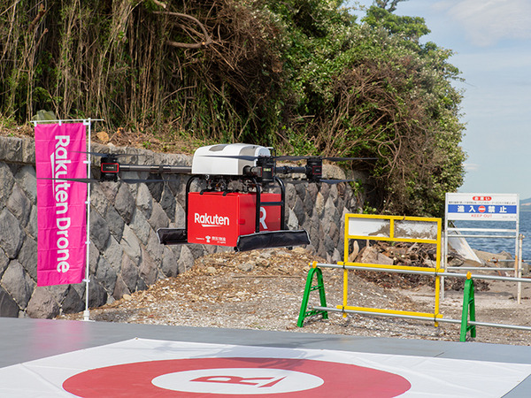 【写真レポート】東京湾「猿島」ビーチで注文した缶ビールが海を渡って楽天ドローンで届く