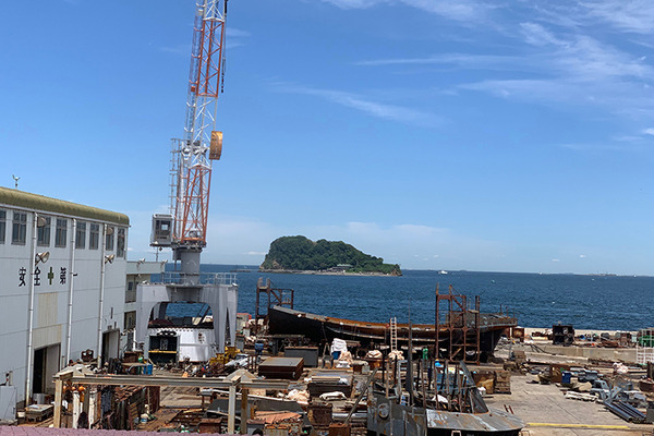 【写真レポート】東京湾「猿島」ビーチで注文した缶ビールが海を渡って楽天ドローンで届く