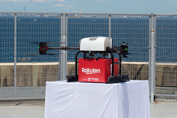 【写真レポート】東京湾「猿島」ビーチで注文した缶ビールが海を渡って楽天ドローンで届く