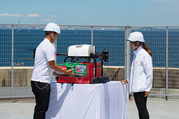 【写真レポート】東京湾「猿島」ビーチで注文した缶ビールが海を渡って楽天ドローンで届く