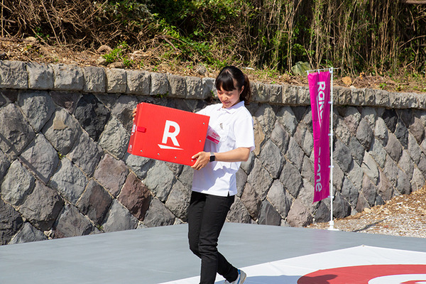 【写真レポート】東京湾「猿島」ビーチで注文した缶ビールが海を渡って楽天ドローンで届く