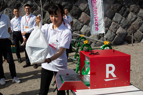 【写真レポート】東京湾「猿島」ビーチで注文した缶ビールが海を渡って楽天ドローンで届く