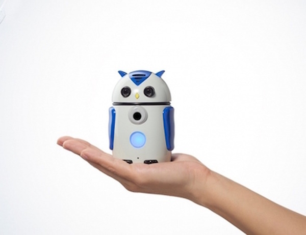 スマートミラーとAIロボット「ZUKKU」が連携 顧客分析やぴったりな商品提案など次世代店舗を提案