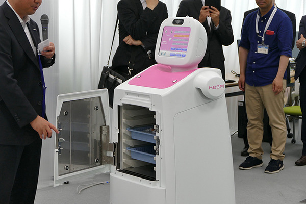 パナソニック、自律搬送ロボット「HOSPI」の新型を紹介、サイネージモデルも発売