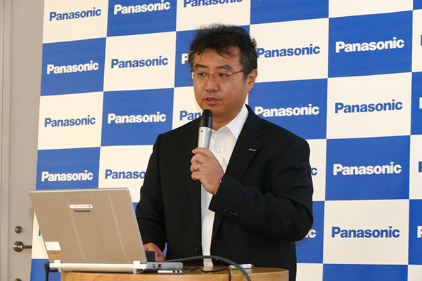 パナソニック、自律搬送ロボット「HOSPI」の新型を紹介、サイネージモデルも発売