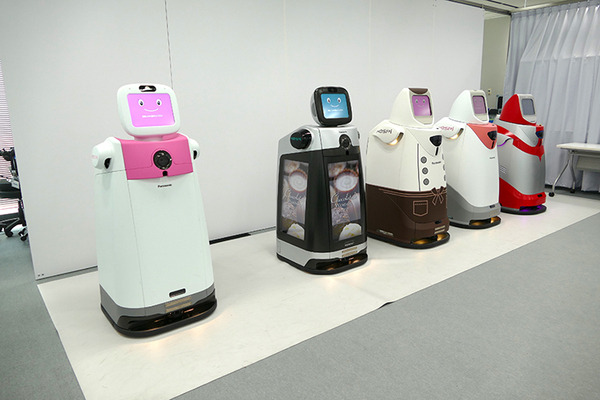 パナソニック、自律搬送ロボット「HOSPI」の新型を紹介、サイネージモデルも発売