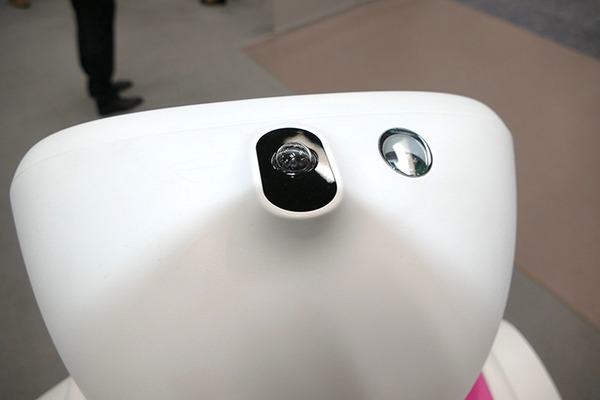 パナソニック、自律搬送ロボット「HOSPI」の新型を紹介、サイネージモデルも発売