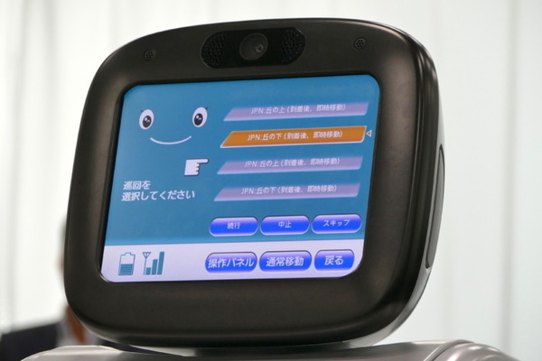 パナソニック、自律搬送ロボット「HOSPI」の新型を紹介、サイネージモデルも発売