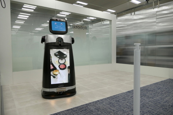 パナソニック、自律搬送ロボット「HOSPI」の新型を紹介、サイネージモデルも発売
