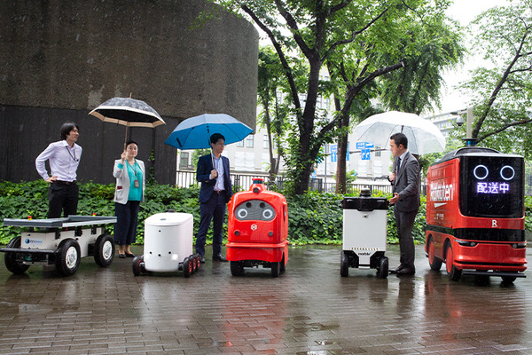 自動運搬ロボットAGV大集合！経産省が自動走行ロボットの公道走行や実用化の協議へ