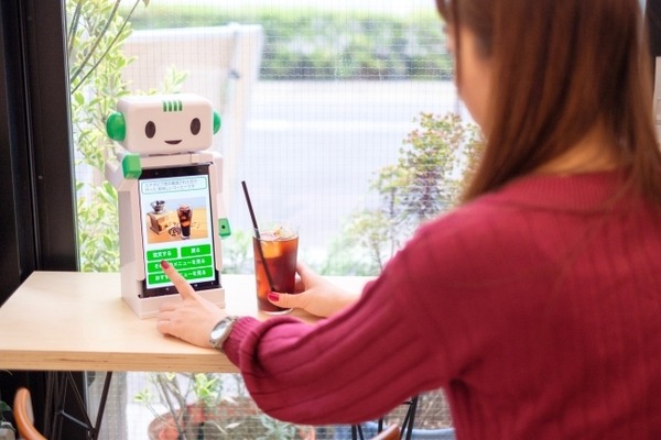 プログラミング学習ロボット「こくり」の法人向けモデルの販売を開始、NCTが小売やサービス業界に導入すすめる