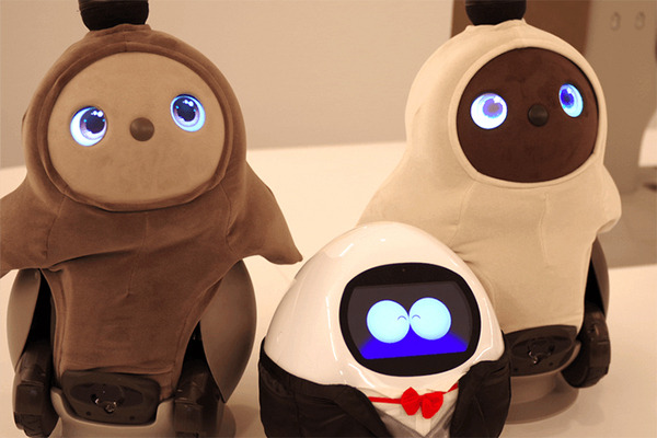 執事見習いロボット「タピ太」が、あの「LOVOT」に会いに行く