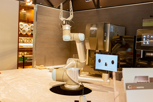 上島珈琲とQBITがコーヒーを淹れるロボット・パッケージを発表！この夏、UCC旗艦店で見られる