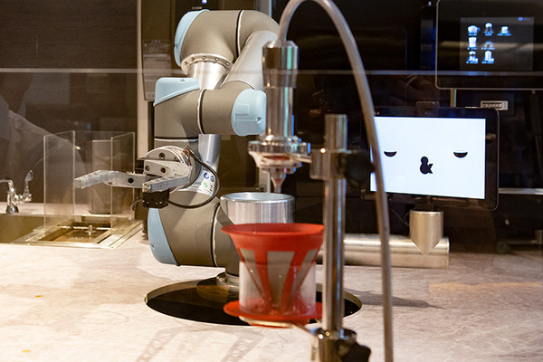 上島珈琲とQBITがコーヒーを淹れるロボット・パッケージを発表！この夏、UCC旗艦店で見られる