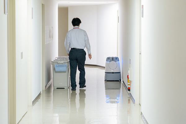 相鉄グループがAI清掃ロボットWhiz(ウィズ)を導入！本社ビルのオフィスやビジネスホテルでの活用を公開、狭い通路にも対応