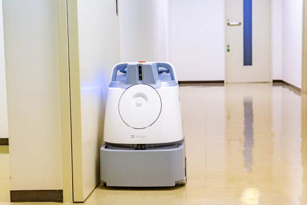 相鉄グループがAI清掃ロボットWhiz(ウィズ)を導入！本社ビルのオフィスやビジネスホテルでの活用を公開、狭い通路にも対応