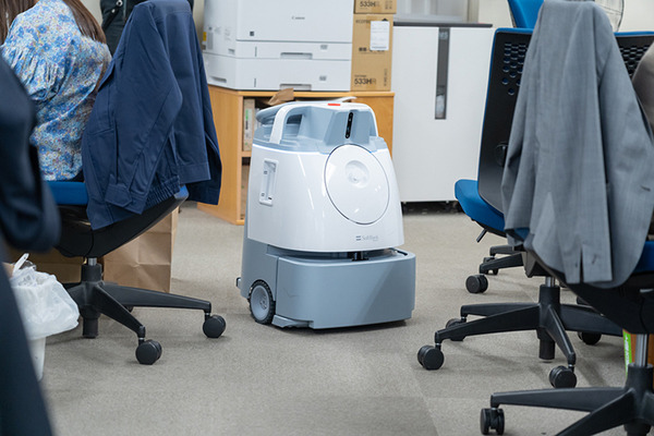 相鉄グループがAI清掃ロボットWhiz(ウィズ)を導入！本社ビルのオフィスやビジネスホテルでの活用を公開、狭い通路にも対応