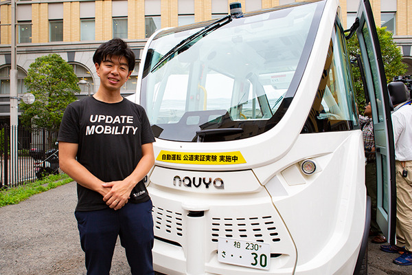 【動画あり】ハンドルのない自動運転バスがついに公道へ　対向車や歩行者が行き交う街を走る　試乗会参加レポート