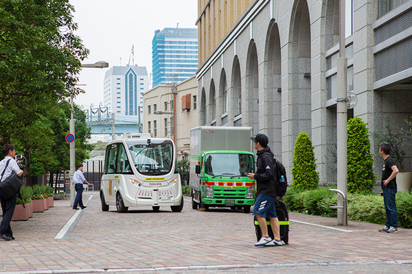 【動画あり】ハンドルのない自動運転バスがついに公道へ　対向車や歩行者が行き交う街を走る　試乗会参加レポート