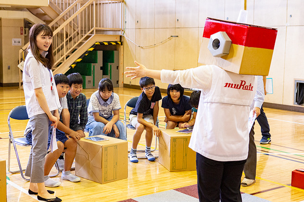 体験型プログラミング教育「動け！せんせいロボット」村田製作所が渋谷区の小学校で実施！体育館に笑顔があふれる